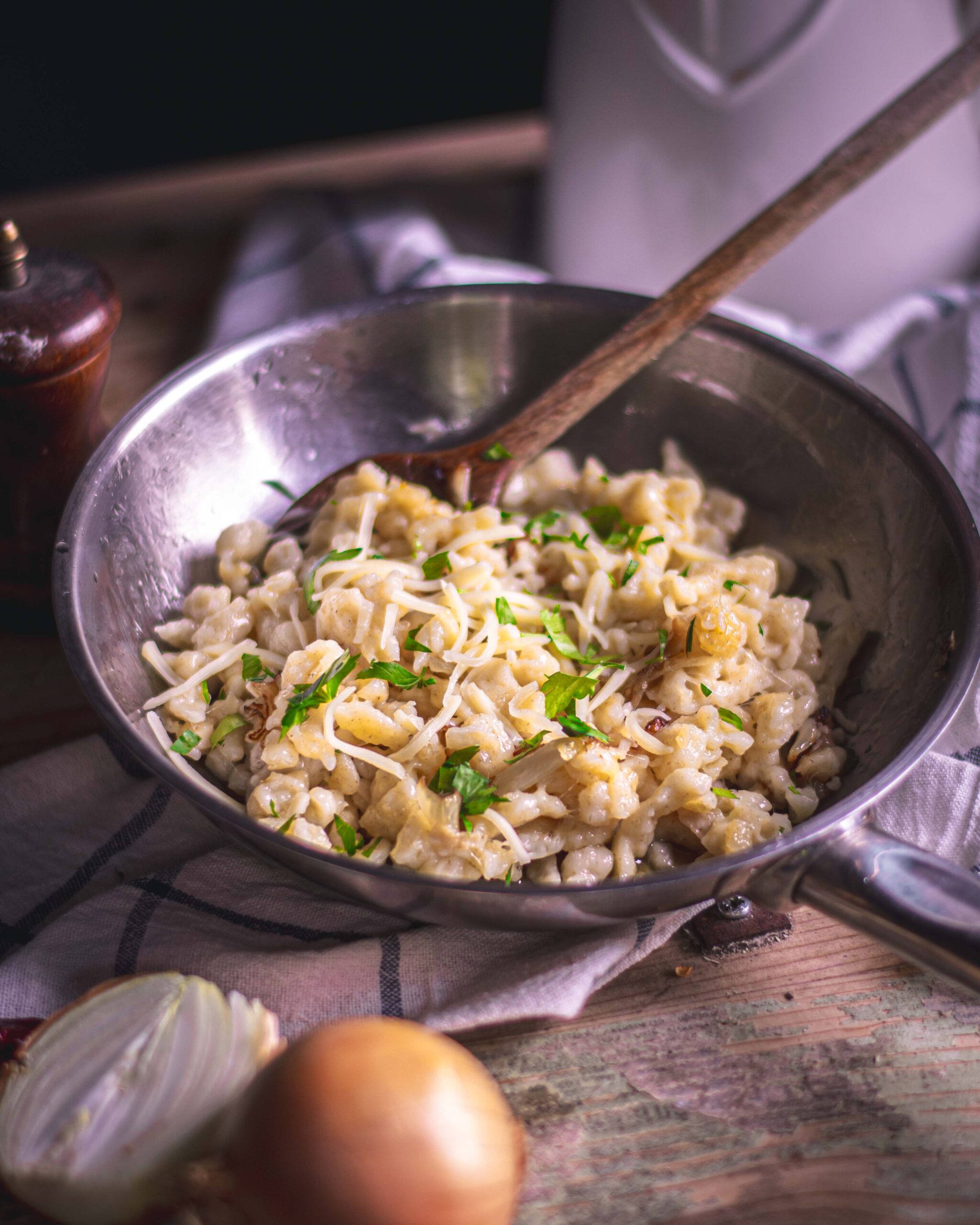 Tradičné švábske “Spätzle” so syrom a cibuľkou