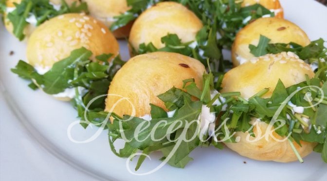 Mini Baguettes mit Knoblauchfüllung und Rucola