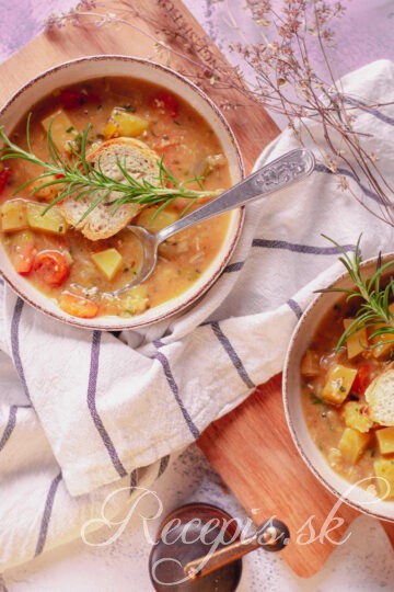 Výborná sýta polievka zo žltého hrachu - Semlor_lydia Argilli_ Food photography_recepis.sk