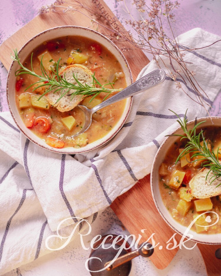 Výborná sýta polievka zo žltého hrachu - Semlor_lydia Argilli_ Food photography_recepis.sk