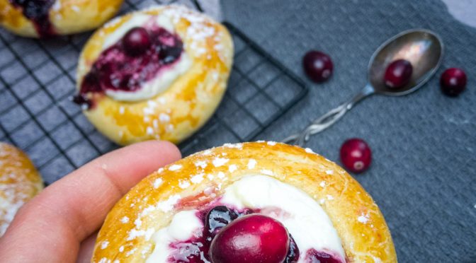 Yeast cakes with curd cheese and cranberries