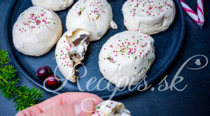 Simple Christmas meringues (pavlova)