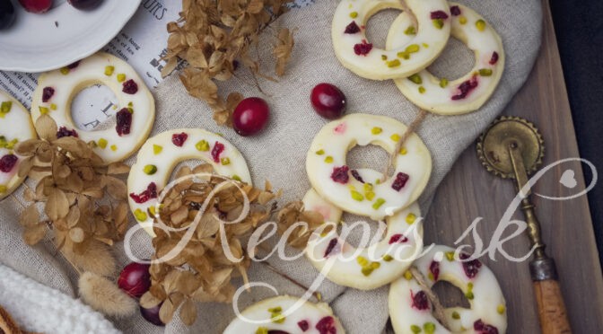 Christmas rings with pistachios and cranberries