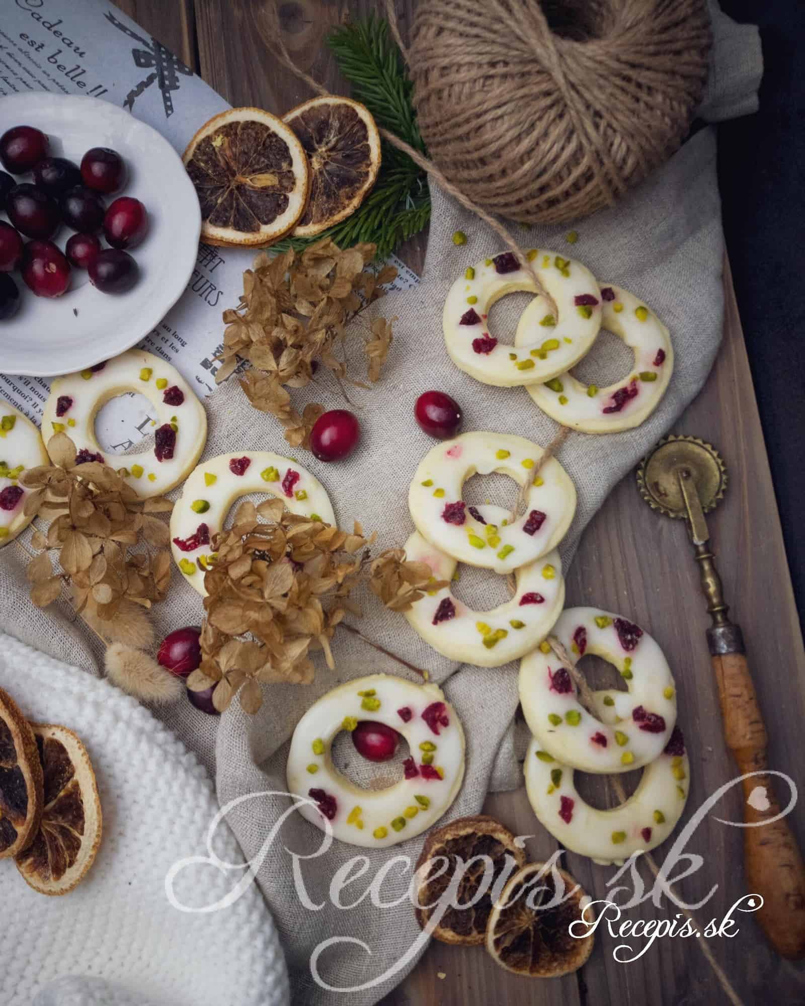 Christmas rings with pistachios and cranberries