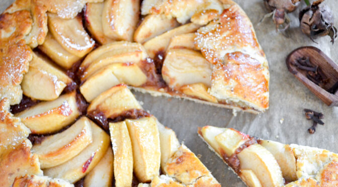 Apple galette with caramel, vegan recipe