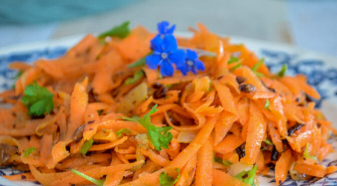 Karottensalat “julienne” mit gerösteten Zwiebeln