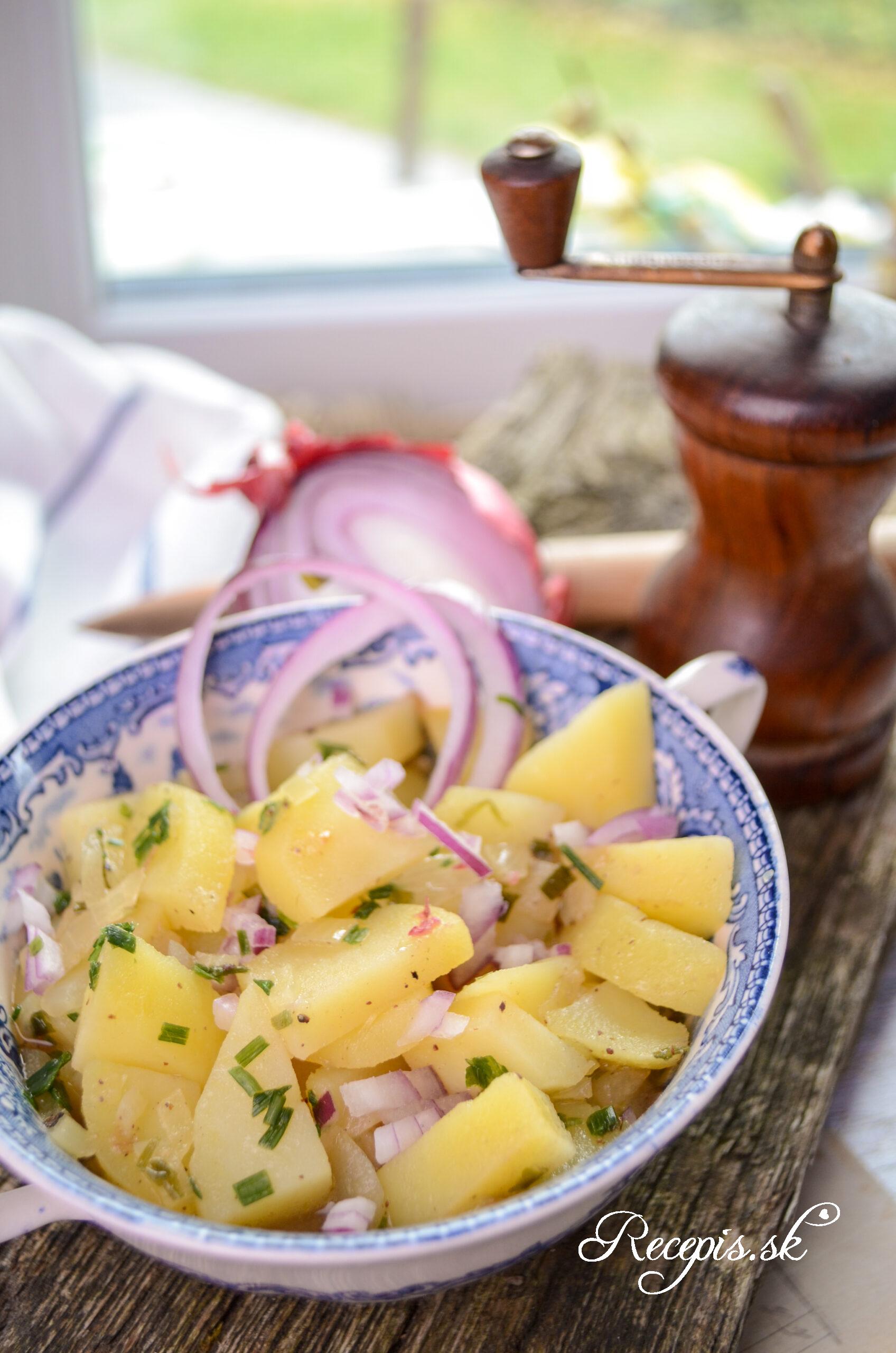 Švábsky „mokrý“ zemiakový šalát bez majonézy