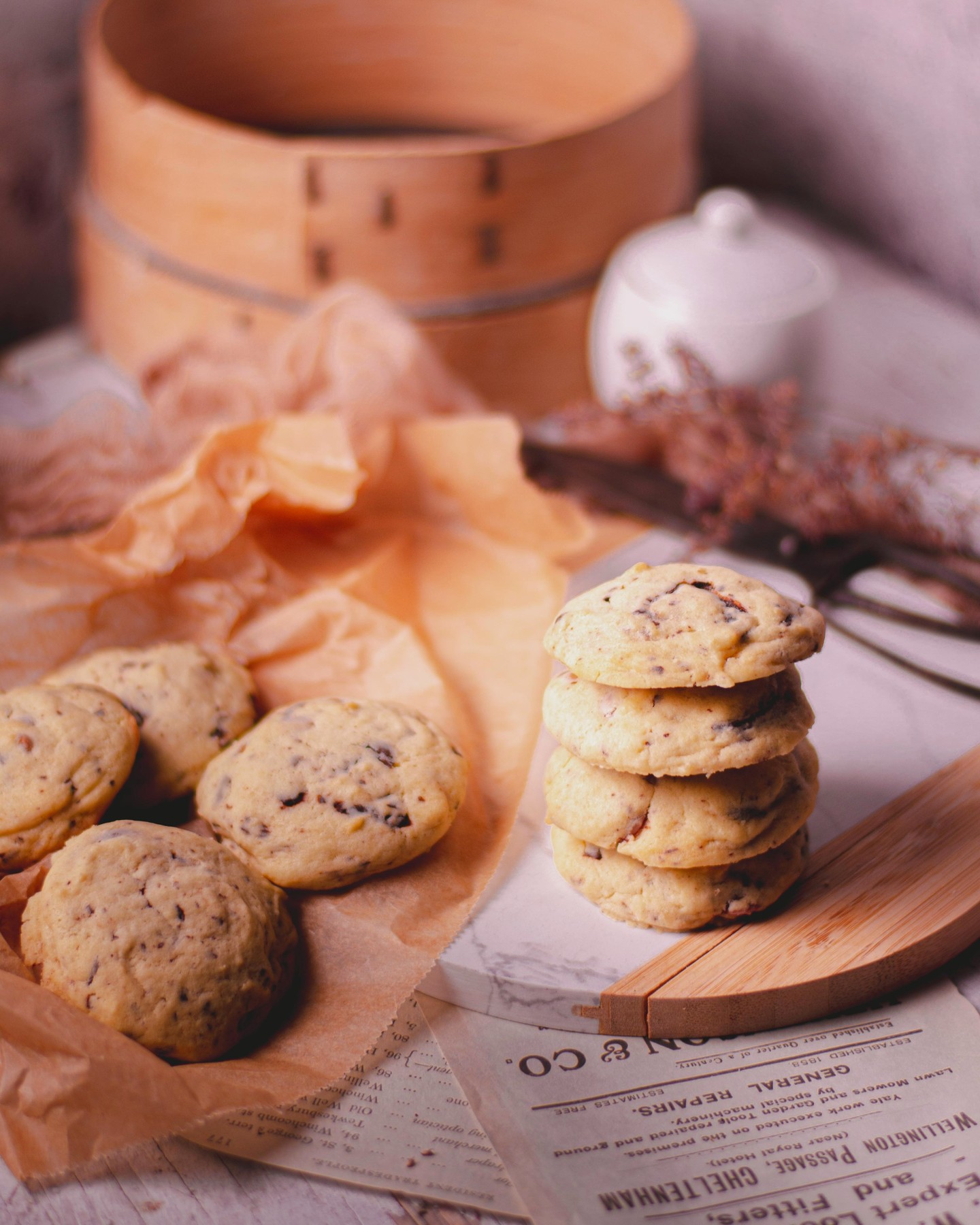 V amerike som viackrát vyskúšala cookies, ktoré sú zvonku síce pevné ako tie naše ale zvútra sú ešte pekne lepkavé. Ako to docieliť sa dozviete v mojom recepte.
____
American cookies - typicali a bit sticky inside.. so yummy
@hautescuisines @foodthe8thart @foodartclick_ @fotograficamentefoodstyle @food52 @9vaga_food9 @creativelysquared @foodelia @still_life_gallery_ @foodartproject @foodphotoaward @foodfluffer
#americancookies #cookies #hrncekoverecepty #jednoducherecepty
#foodphotography #foodphotographer #foodartclick_#foodphotography #foodblogger #foodiesofinstagram #foodstylist #foodpic #foodlovers #foodphoto #instgram #instafood