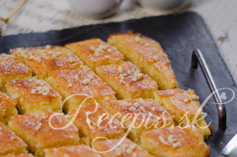 Jednoduchý krupicový hrnčekový koláč na spôsob baklavy