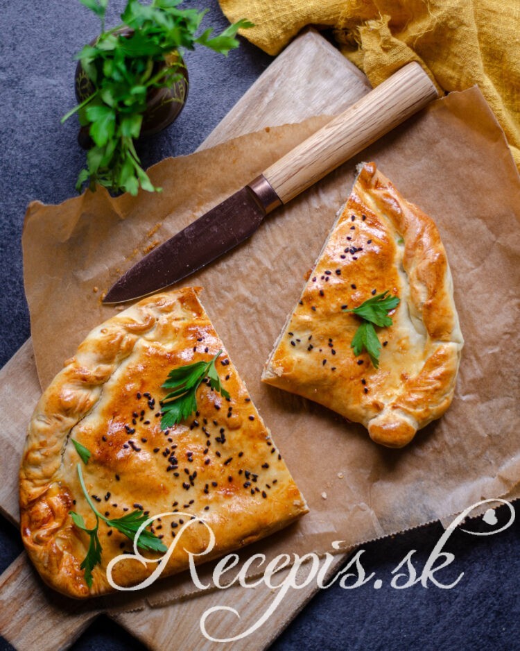 Uzavretá pizza Calzone_lydia Argilli_ Food photography_recepis.sk