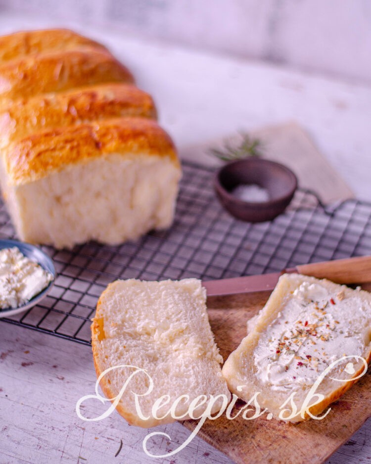 Dokonale nadýchaný domáci hrnčekový chlieb_lydia Argilli_ Food photography_recepis.sk