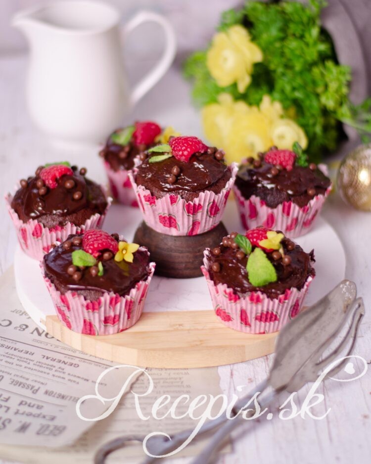 Jednoduché hrnčekové čoko -muffiny s čokoládovou ganache_ Lydia_Argilli_FoodPhotography_recepis.sk