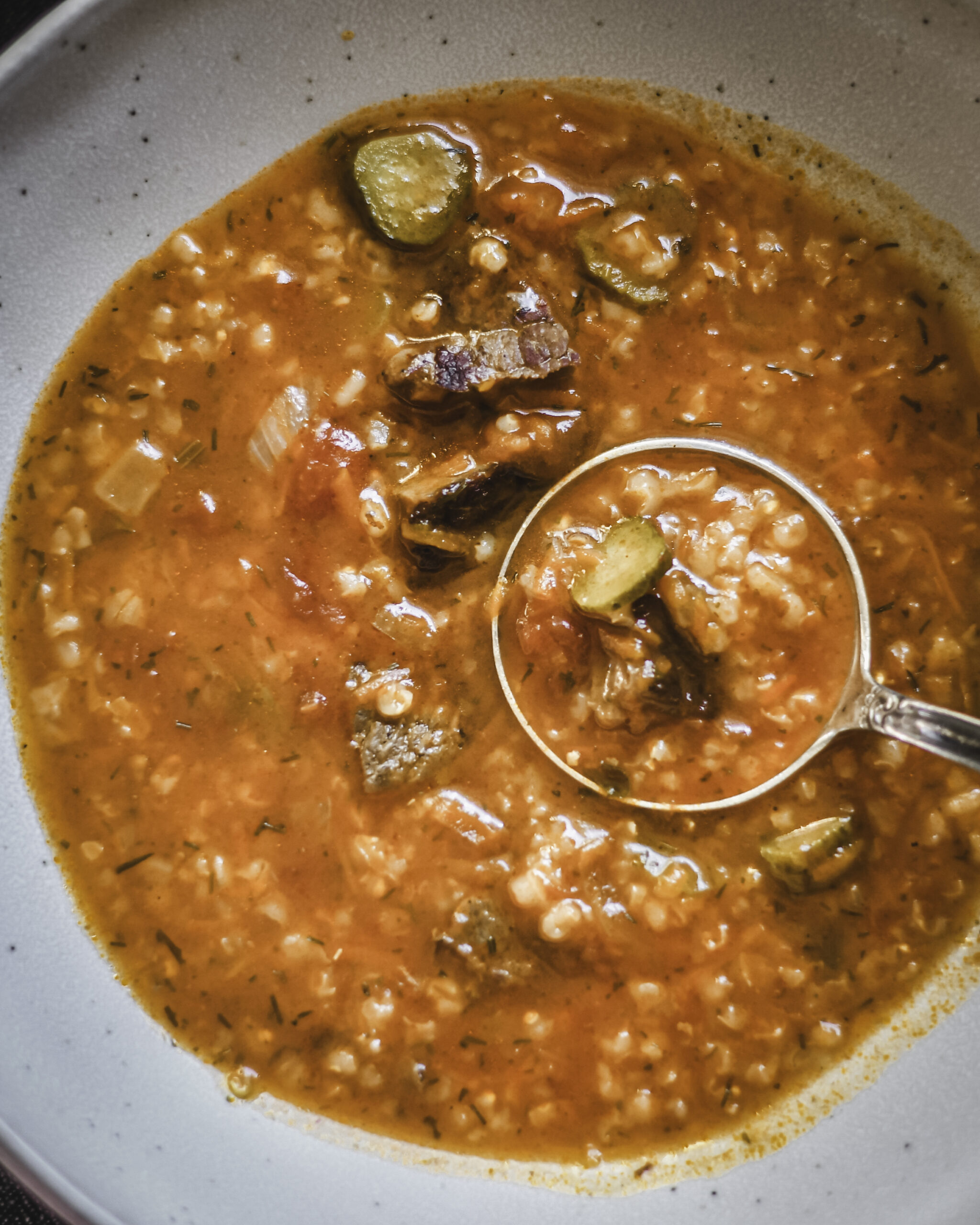 Tradičná krúpová polievka s kyslou uhorkou- Rasolnik