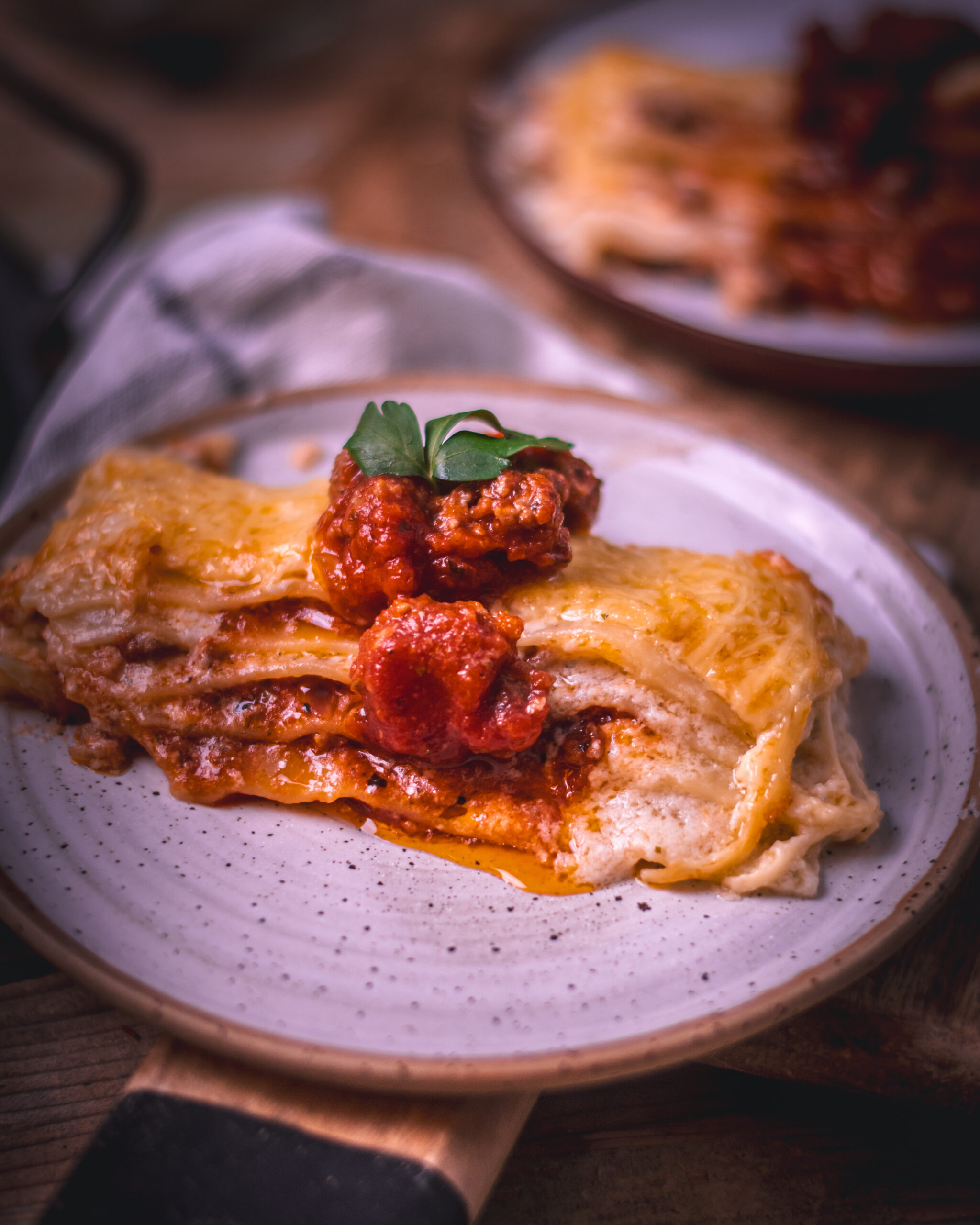 Jemné lasagne s hovädzím mletým mäsom a bešamelovou omáčkou