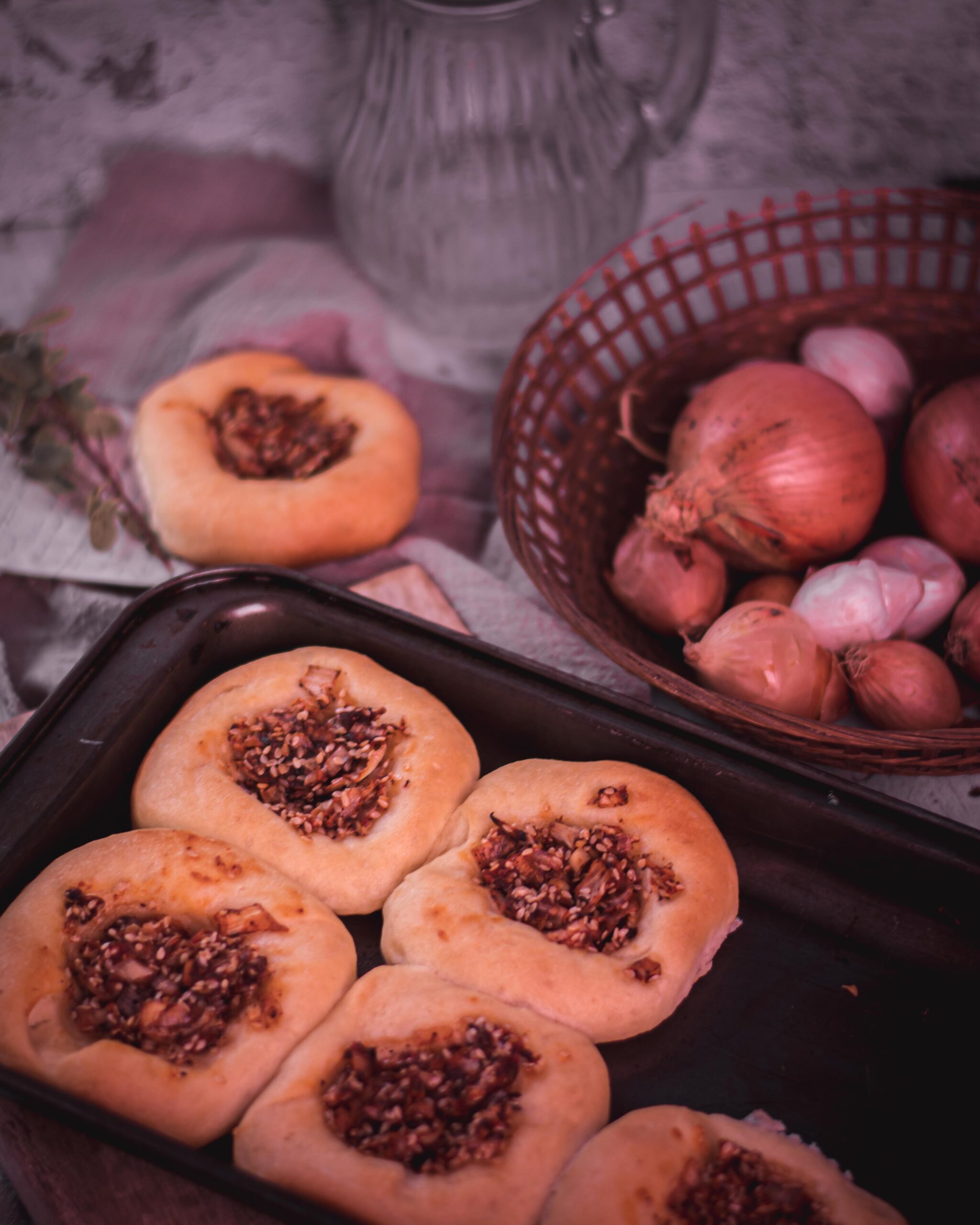 Chrumkavé žemličky s karamelizovanou cibuľkou, hrnčekový recept