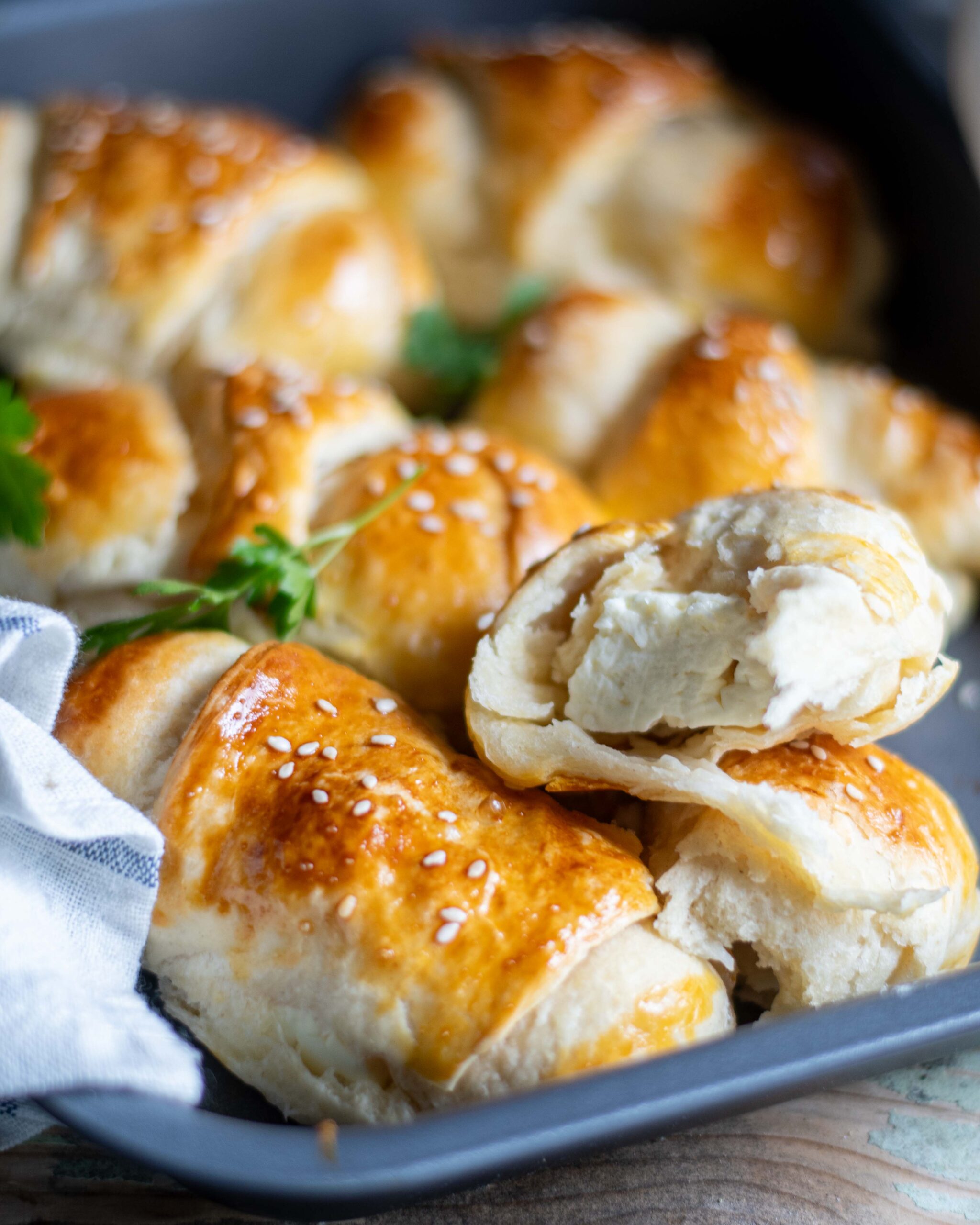 Kysnuté žemle s feta syrom z plundrovaného cesta