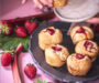 Kysnuté jahodovo-rebarborové muffiny
