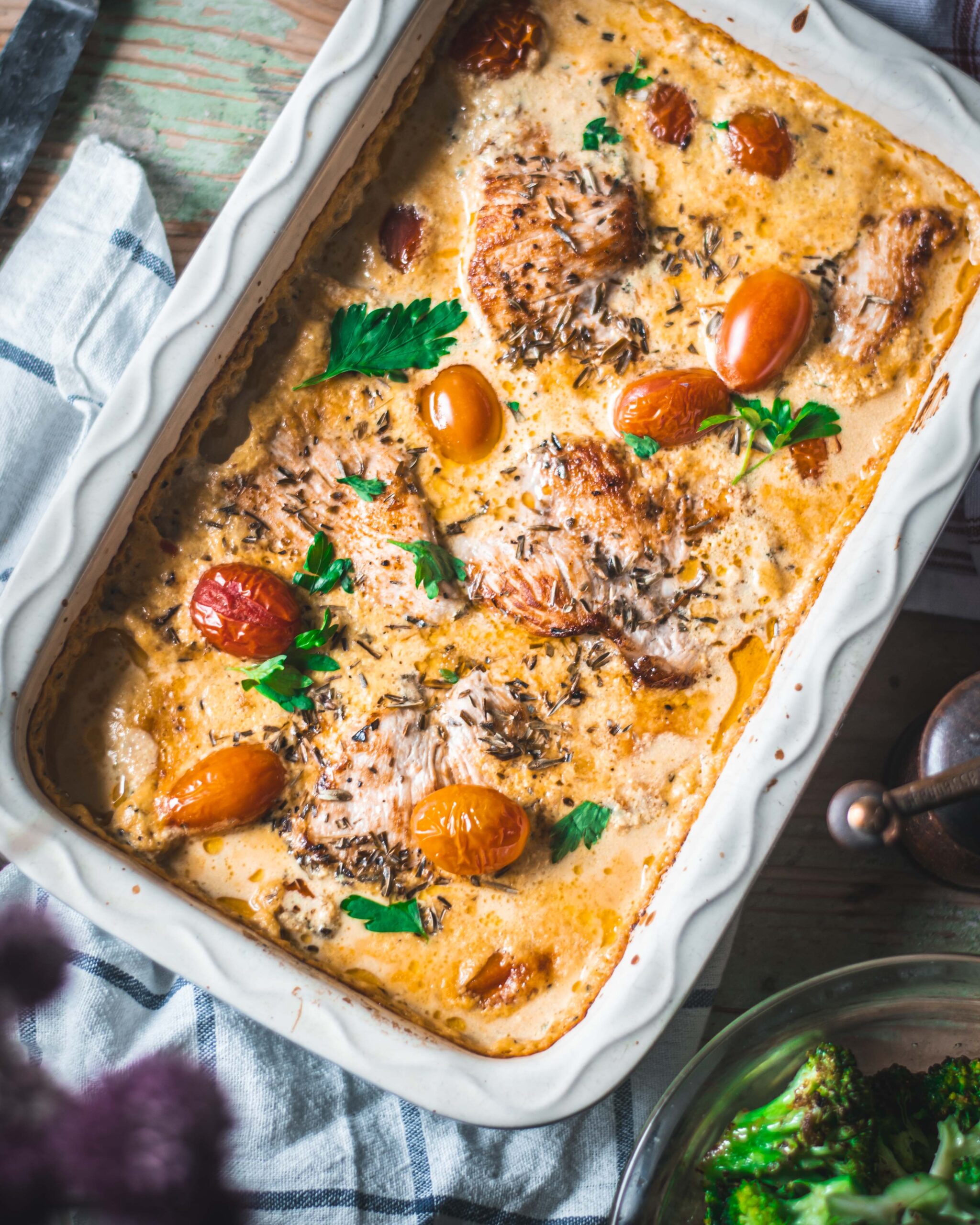 Šťavnaté pečené kuracie prsia v smotanovej omáčke s paradajkami