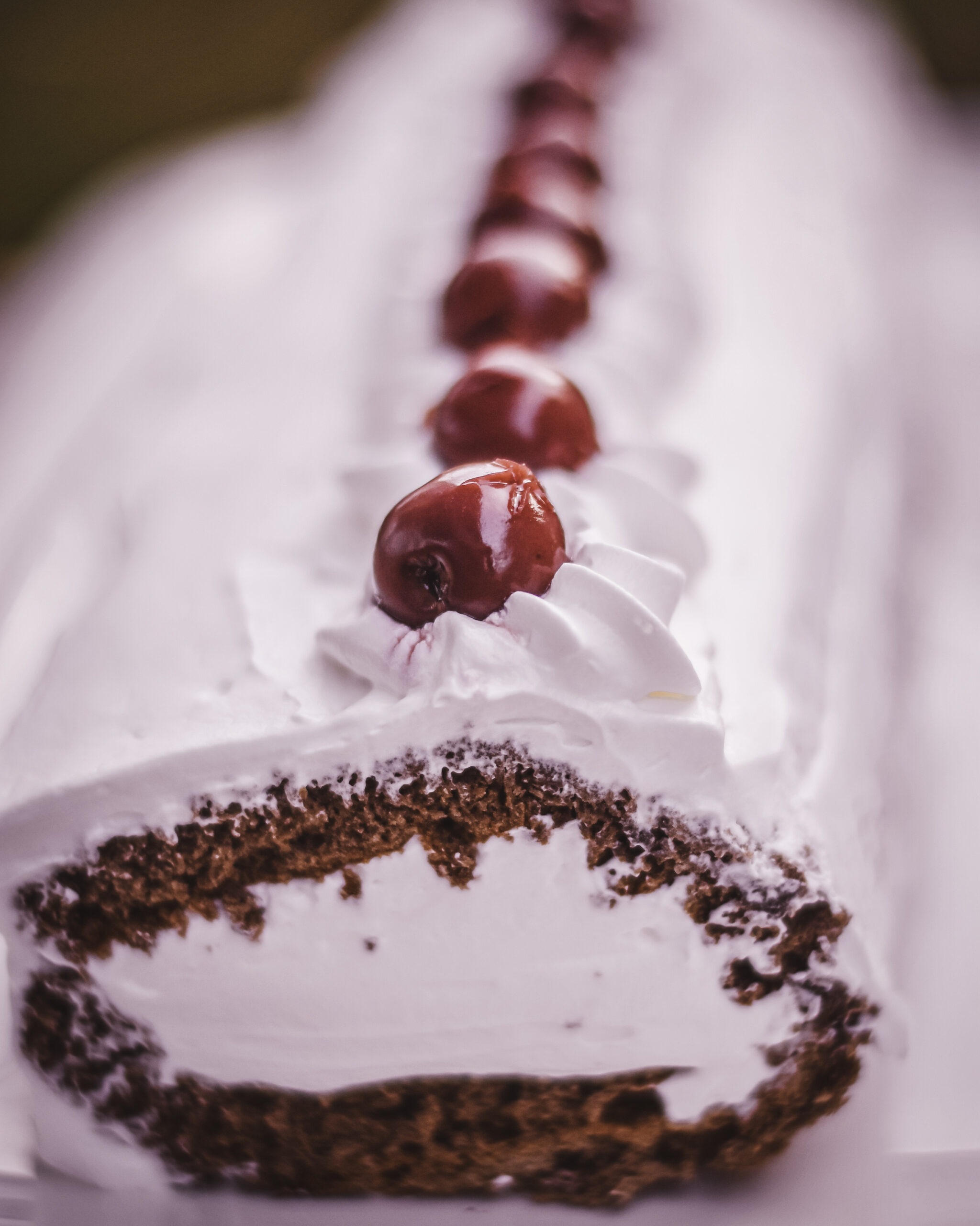 Zamatová tmavá roláda s višňami