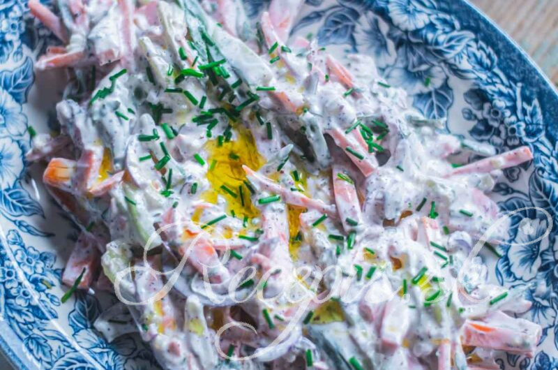 Uhorkový šalát s mrkvou a ľahkým dresingom