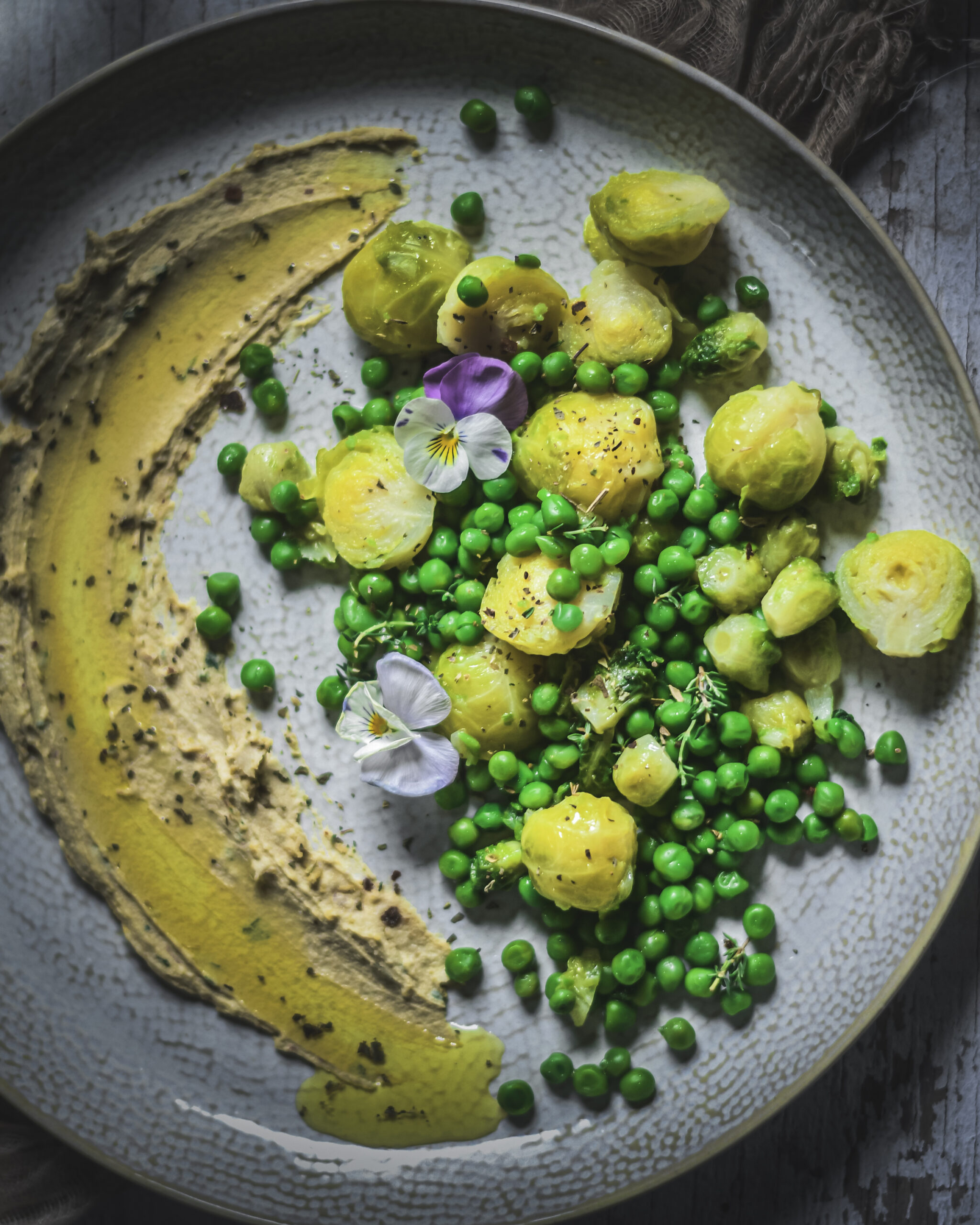 Dusená jarná zelenina ako z reštaurácie (ružičkový kel & hrášok)