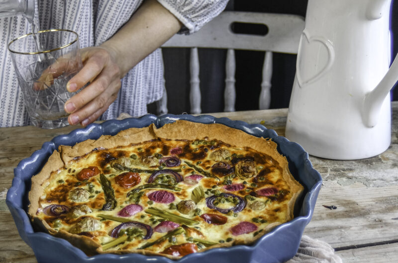 Lahodný slaný koláč quiche z jarnej zeleniny