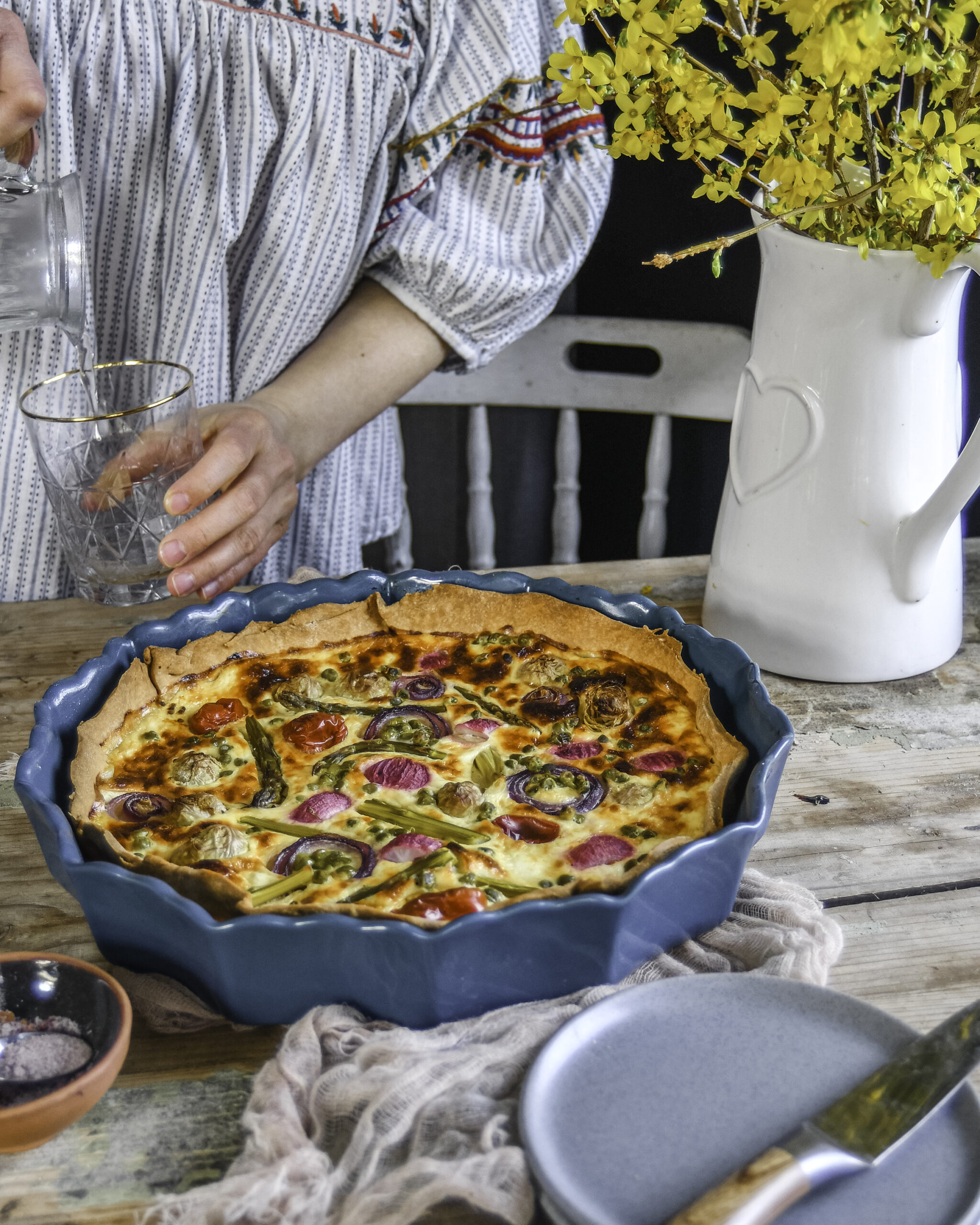 Lahodný slaný koláč quiche z jarnej zeleniny