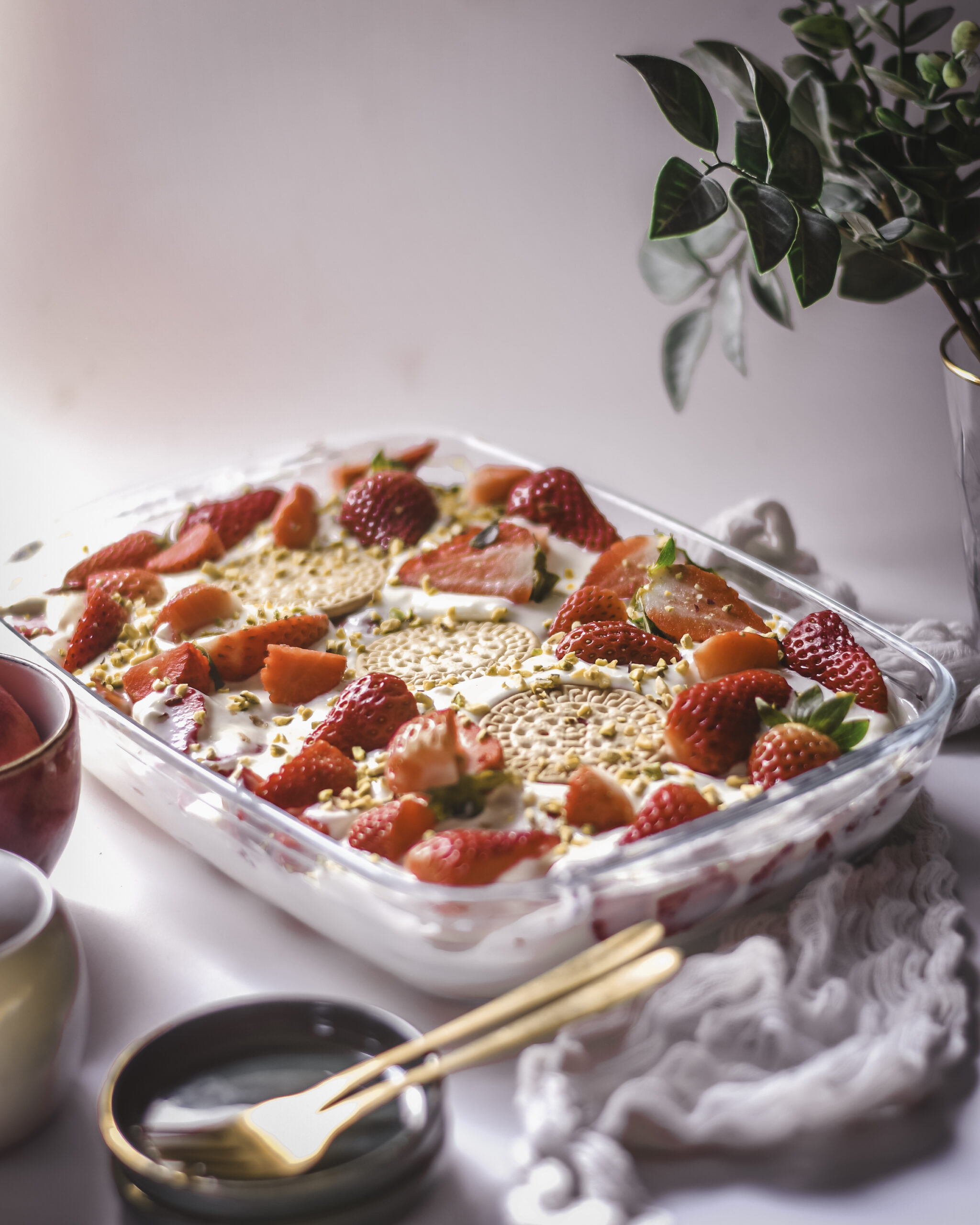 Nepečený vrstvený tvarohový dezert s jahodami