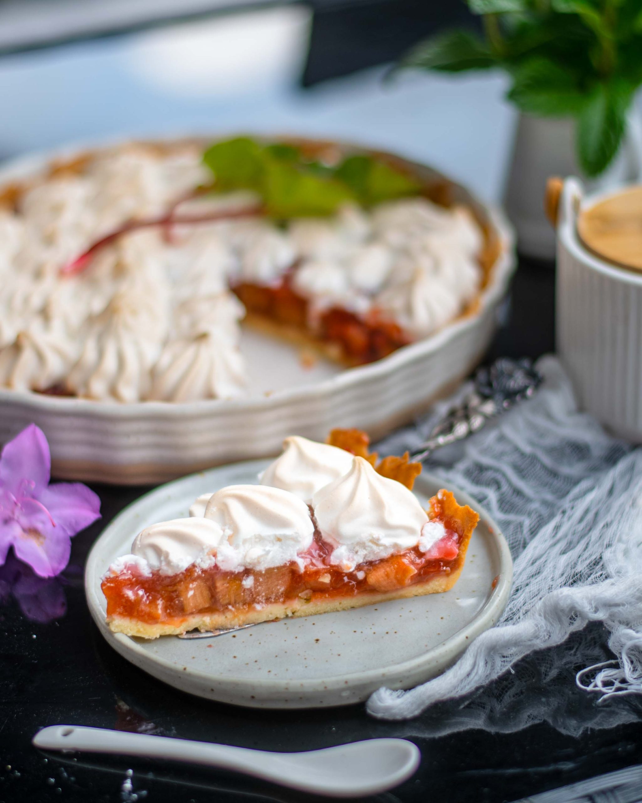 Jahodovo-rebarborový koláč so snehom Meringue– jemný jarný dezert