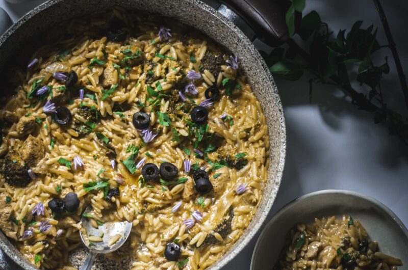 Kari orzo s kuracím mäsom – jednoduchý recept z jednej panvice