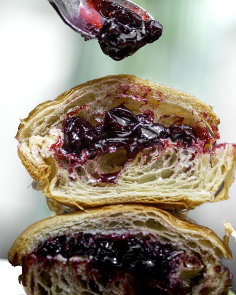 Recept je ideálny pre všetkých, ktorí majú radi domáce zaváranie bez dlhého státia pri sporáku – hotový je za pár minút.)