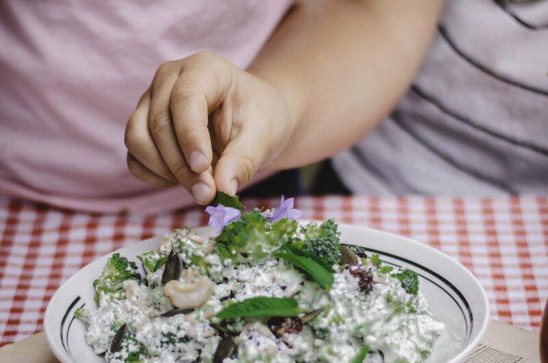 Brokolicový šalát s brusnicami – jednoduchý recept plný vitamínov a minerálov