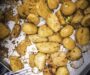 Americké zemiaky s chedarrom z jedného plechu