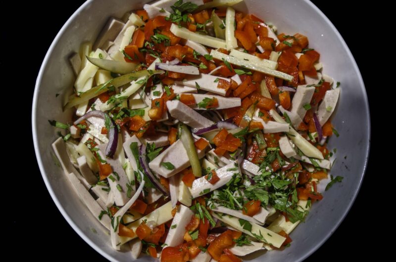 Nemecký Wurstsalat – jednoduchý šalát zo salámi, syra a kyslých uhoriek